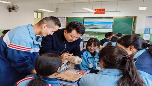 小菌菇架起文化桥，援疆拓展课共育成长