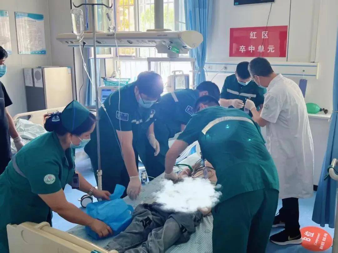 援疆报到首日显担当！绍兴专家紧急上阵，从死神手里抢回年轻生命