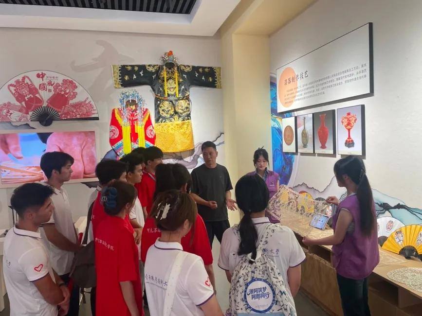 一场非遗传承的双向奔赴：萧山花边与艾德莱斯的“浙疆合璧”